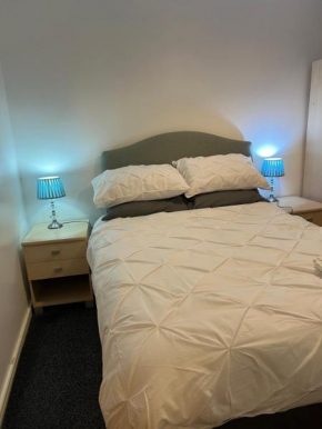 2 Bed Townhouse, Sleeps 5, Close to Manchester City Centre